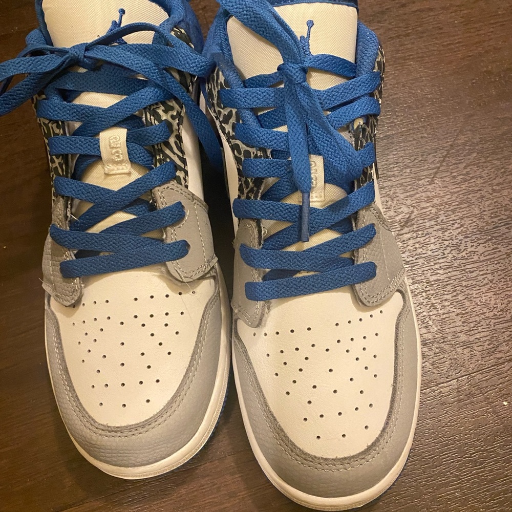 Nike Air Jordan 1 Low SE True Blue size  6 y